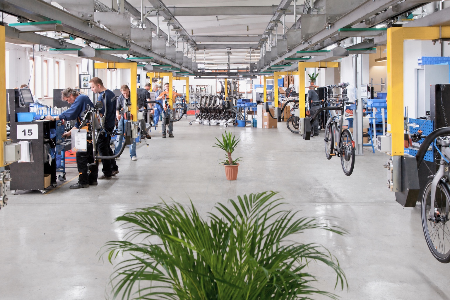 Weiter Blick durch die Fahrradmontagehalle