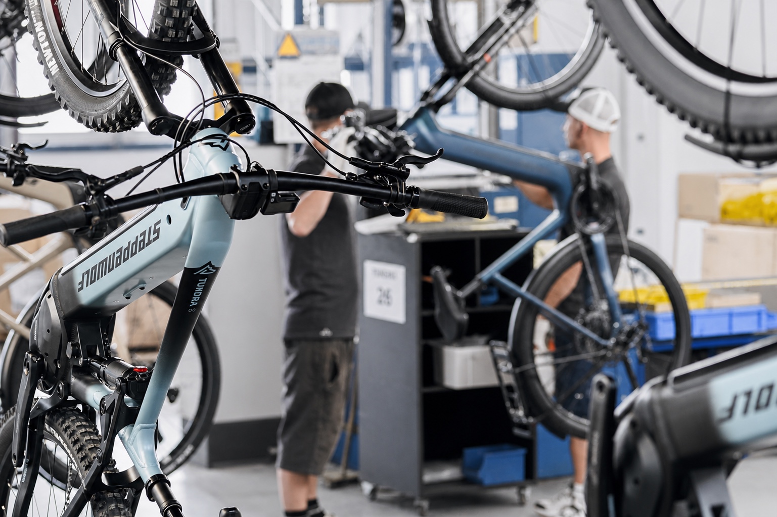 Fahrrad an einer Montagestation in der Serienfertigung