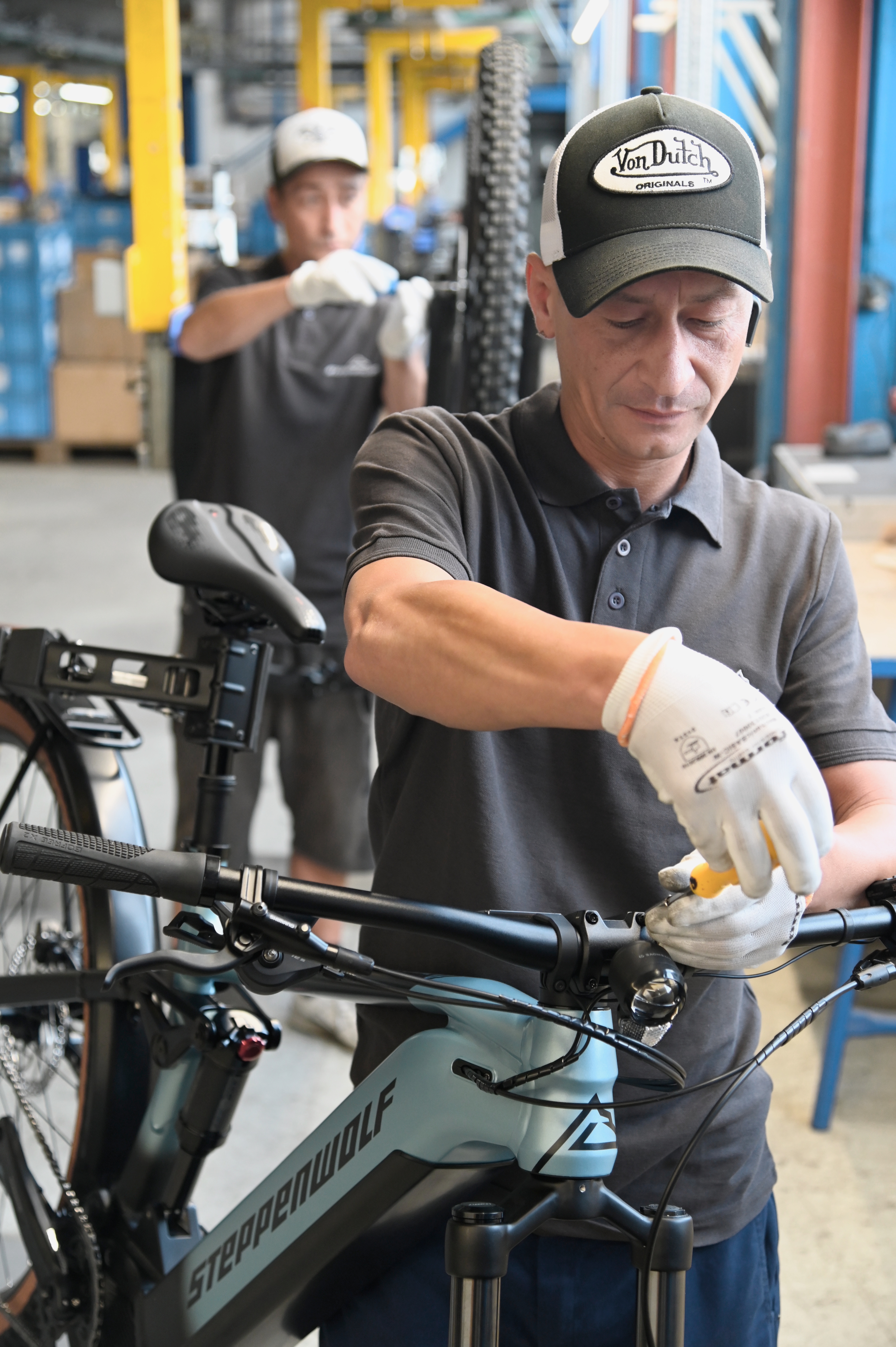 Mitarbeiter bei der Endmontage eines E-Bikes