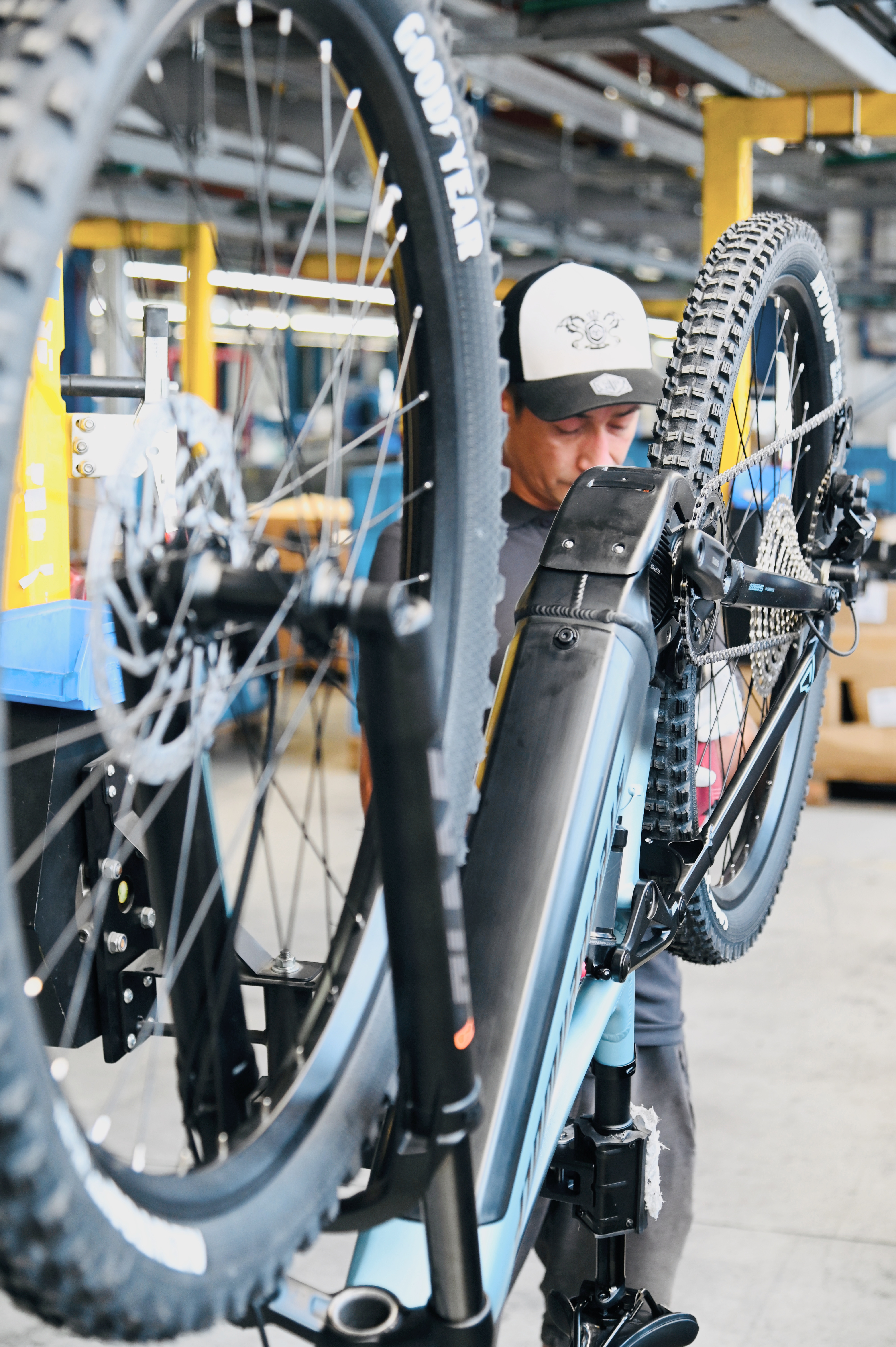 Mitarbeiter bei der Montage eines E-Bikes