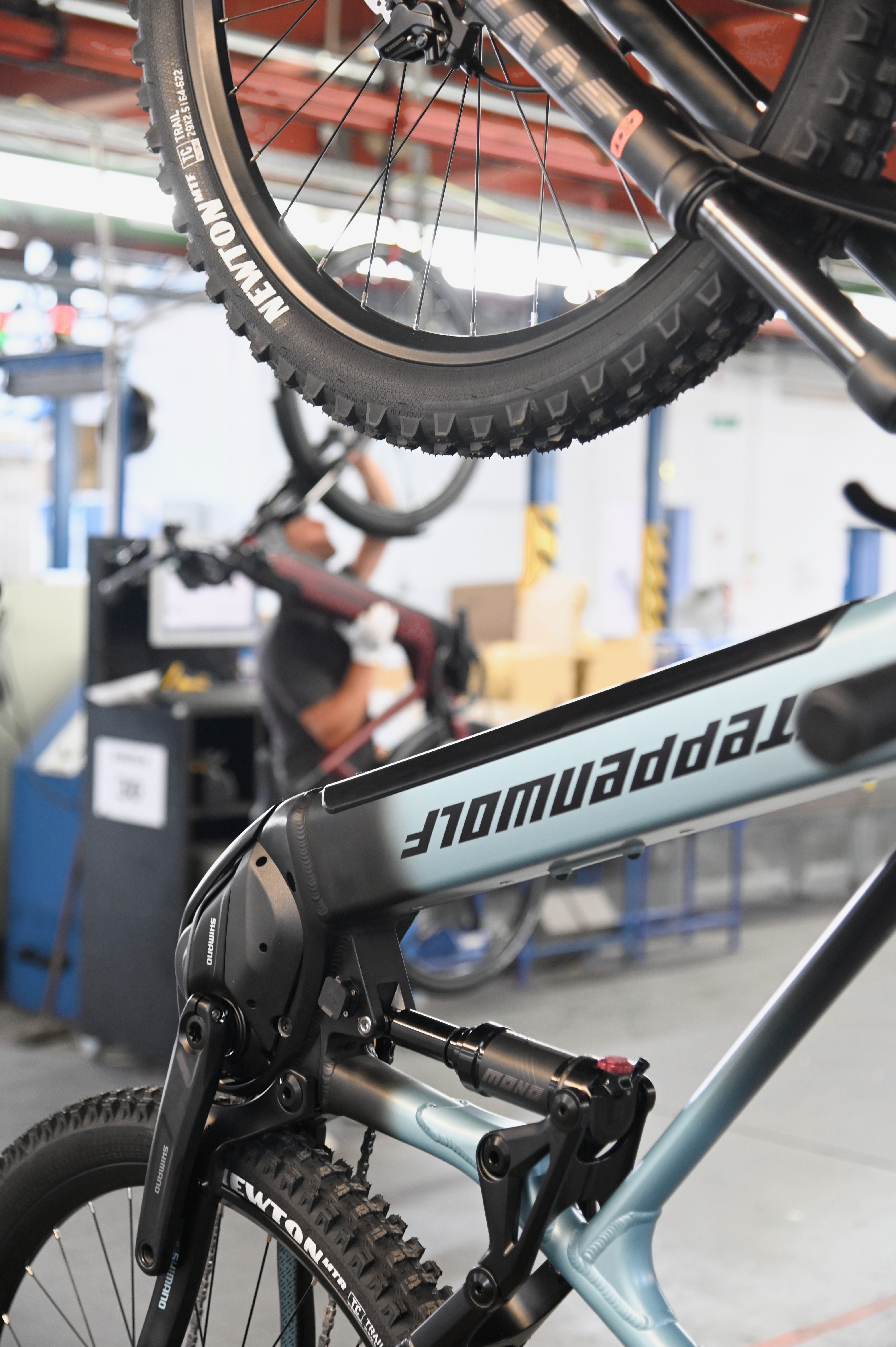 Fertiges E-Bike mit Rahmen- und Fahrwerksdetails an der Montagelinie