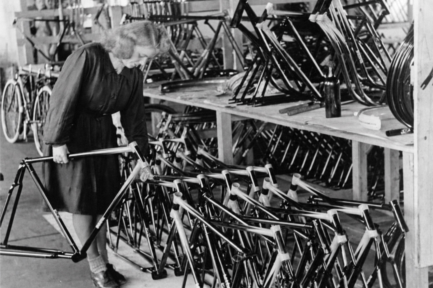 Mitarbeiterin bei der Lackierung von Fahrradrahmen in Sangerhausen im Jahr 1949