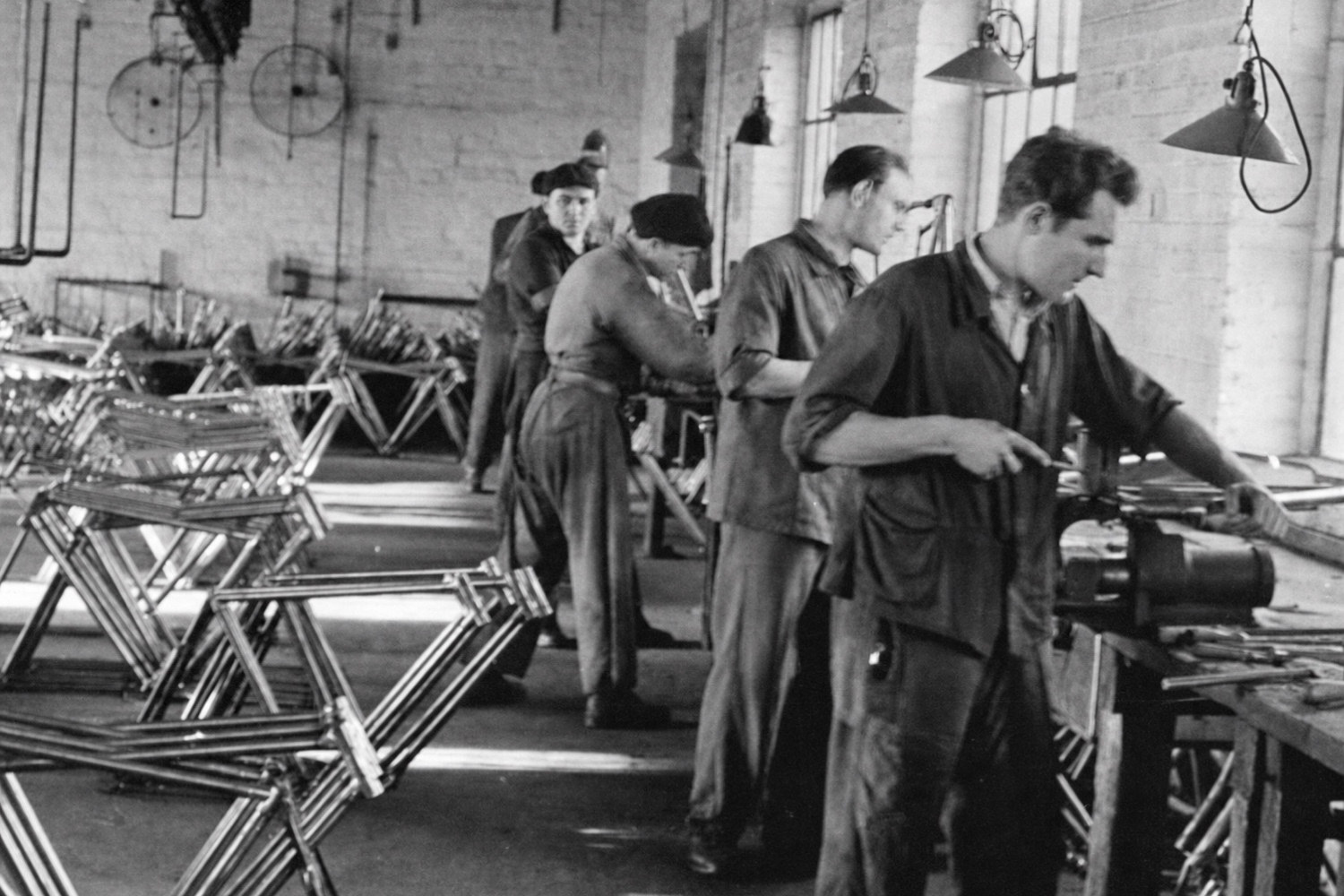 Beschäftigte in der Fahrradrahmenfertigung in Sangerhausen im Jahr 1949