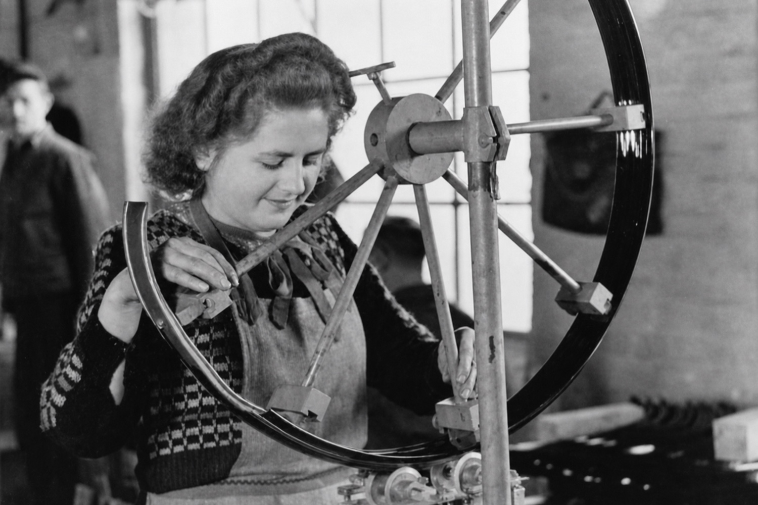 Mitarbeiterin beim Linieren eines Fahrradschutzblechs in Sangerhausen im Jahr 1949