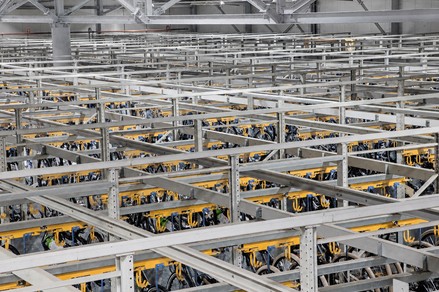 Hängebahn des automatisierten Materialflusses in der Produktion