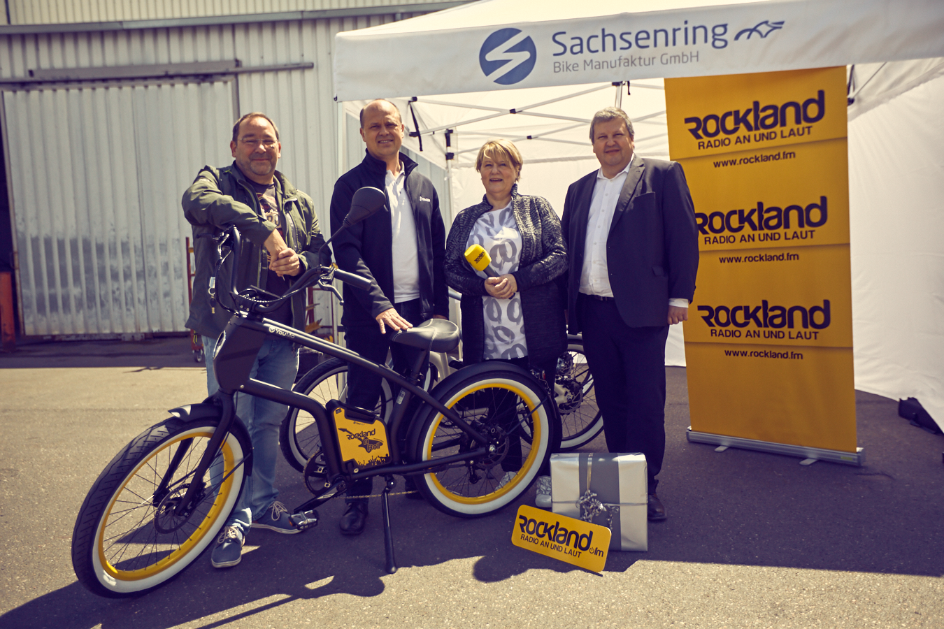 Der e-Cruiser im Rockland.fm Design von YouMo, wird im Werk der Sachsenring Bike Manufaktur GmbH an den glücklichen Gewinner übergeben übergeben.